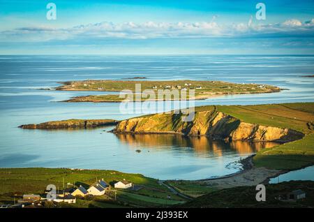 Ardmore et Turbot Island depuis la « route de ski », près de Clifden, Connemara, comté de Galway, Irlande. Banque D'Images