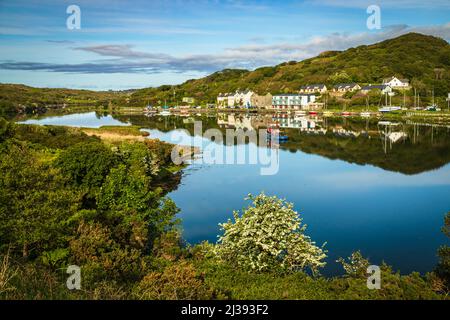 Clifden Harbour, comté de Galway, Irlande. Clifden (irlandais : un Clochán), est situé sur la rivière Owenglin, où il se jette dans la baie de Clifden. Banque D'Images