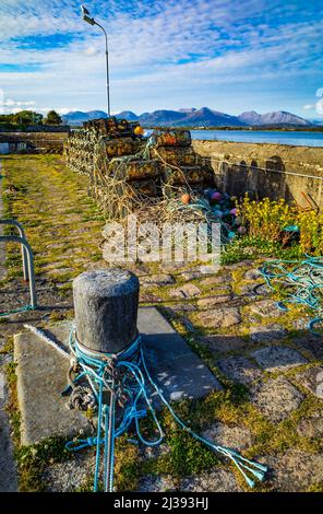 Quai au port de Roundstone, Connemara, comté de Galway, Irlande. Banque D'Images