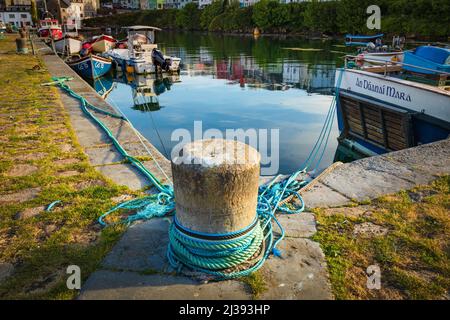 Amarrage de bollard et de bateaux au port de Roundstone, Connemara, comté de Galway, Irlande. Banque D'Images