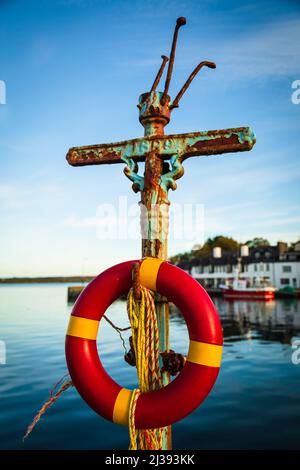 Ceinture de vie (bouée de sauvetage) et lampadaire rouillé au port de Roundstone, Connemara, comté de Galway, Irlande. Banque D'Images