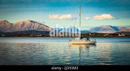 Bateau à voile à Roundstone Bay, Connemara, comté de Galway, Irlande. Banque D'Images