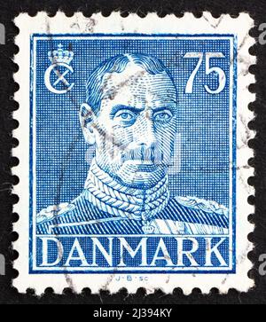 DANEMARK - VERS 1946 : un timbre imprimé au Danemark montre le roi Christian X, roi du Danemark, vers 1946 Banque D'Images