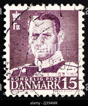 DANEMARK - VERS 1950 : un timbre imprimé au Danemark montre le roi Frederik IX, roi du Danemark, vers 1950 Banque D'Images