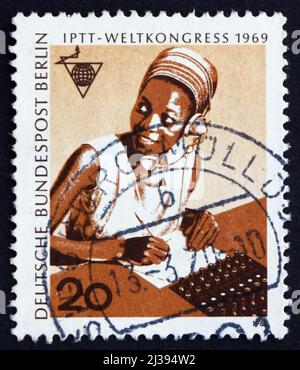 ALLEMAGNE - VERS 1969: Un timbre imprimé en Allemagne montre opérateur téléphonique africain, 20th Congrès de la Fédération syndicale de la poste, Berlin Banque D'Images
