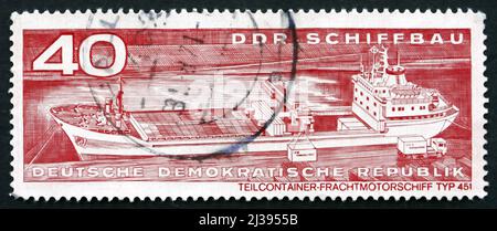 RDA - VERS 1971 : un timbre imprimé dans le RDA montre le conteneur de cargaison navire, vers 1971 Banque D'Images