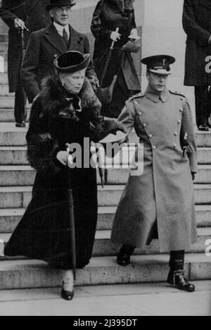 Le roi est mort - vive le roi. Une photo du jour de l'armistice montrant notre nouveau roi aidant la Reine à descendre les marches d'Olive après la cérémonie au Cenotaph. Avec la mort du roi George le cinquième H.R.H. le prince de Galles devient le roi Edward le huitième à l'âge de quarante et un. 9 mars 1936. (Photo de la presse associée). Banque D'Images