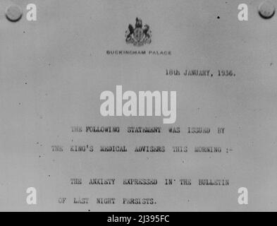 La maladie du roi. Premier bulletin au Palais. Des foules se sont rassemblées devant Buckingham Palace aujourd'hui le 18 janvier pour lire le premier Bulletin publié sur les rails peu avant O'Clock. Le bulletin a lu "l'anxiété exprimée dans le bulletin de la nuit dernière persiste." 9 mars 1936. (Photo de la presse associée). Banque D'Images