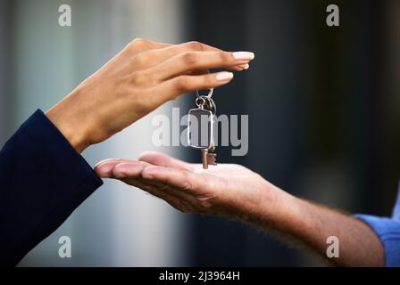 Les clés de votre royaume. Photo rognée d'une femme agent immobilier méconnaissable qui lui a remis les clés d'une maison nouvellement achetée Banque D'Images