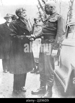 Clare rencontre le général -- Rép. Clare Boothe Luce du Connecticut, ***** Au revoir au lieutenant-général George S. Patton, Jr., ***** 3rd commandant de l'armée, à la fin de sa ***** avec des membres du comité des affaires militaires de la chambre le long du front de l'armée de 3rd. 13 décembre 1944. (Photo par U.S. signal corps photo). Banque D'Images