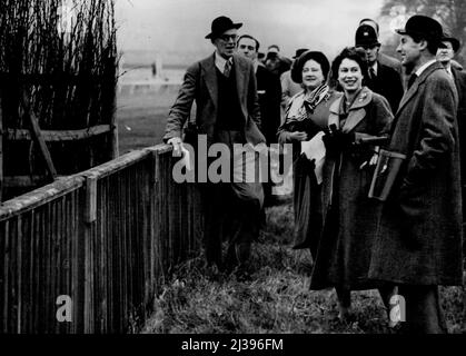 La Reine à Sandown -- faisant sa dernière apparition publique avant le début de la visite royale du commonwealth, La Reine est montrée ici avec la reine Elizabeth la mère de la reine alors qu'ils regardent l'un des haies lors de leur tour d'une partie du cours de course à Dandown cet après-midi le 21 novembre. La Reine porte un manteau en tweed vert foncé avec un chapeau et un col de vert clair. La princesse Margaret était également à Sandown avec eux pour regarder la course. À gauche se trouve le greffier du cours, Sir Kenneth Grigson. À droite se trouve Lord Lewes, délégué syndical principal du Comité national de chasse. 21 novembre 1953. Banque D'Images