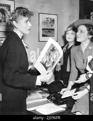 Femme de carrière (septième des douze) -- la députée Clare Boothe Luce (à gauche) tient un portrait de l'enfant qu'elle a adopté lors d'une tournée en Italie en 1944, lors d'un entretien avec des femmes de journaux juste après l'ouverture du Congrès de 79th. Elle a été prosternée par la mort de sa fille et, la même année, elle a adopté une jeune fille italienne. Elle montre le portrait de l'enfant à Washington newswomen. Sa fille avait été tuée près de l'université où elle était étudiante. 20 février 1953. (Photo de United Press). Banque D'Images