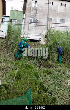 salvador, bahia, brésil - 16 mai 2019 : le balai de rue efface le pinceau sur une colline en utilisant la technique de rappel dans le quartier de Narandiba dans la ville Banque D'Images