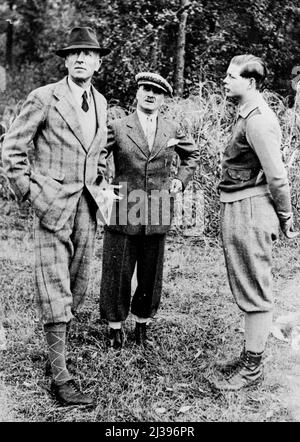 Lord Londonderry va tirer avec le roi Carol -- (de gauche à droite) : Lord Londonderry, commandant Fundateano, adjudant au Crownprince, et Crownprince Michael, photographiés pendant le tournage. S'étant donné un jour les manœuvres de l'armée roumaine, le roi Carol et Crownprince Michael ont tiré avec Lord Londonderry, ancien ministre britannique de l'air, qui, avec Lady Londonderry, est l'invité du prince Bibesco ici. Lady Marie Stewart et Mme Bibesco y ont également participé. 16 octobre 1936. (Photo par photo de presse associée). Banque D'Images