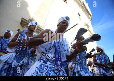 salvador, bahia, brésil - 5 février 2018 : membres du groupe Filhos de Gandhy vu à Pelourinho, Centre historique de la ville de Salvador. Banque D'Images
