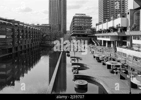 Terrasse au bord du lac au centre du Barbican, dans la ville de Londres, dans le sud-est de l'Angleterre Banque D'Images