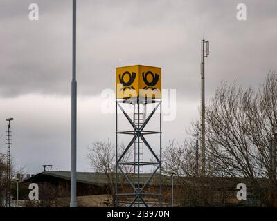 Logo du groupe Deutsche Post DHL dans une zone industrielle. Société de livraison pour la distribution internationale de colis. Messagerie jaune allemande Banque D'Images