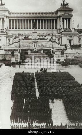 Le jour de la joie en Italie - Une vue générale de la masse de terrain devant la tombe du soldat inconnu en Italie dimanche. Dimanche, l'Italie célébrait, l'avengin de la défaite à Adolf Adowa il y a exactement 40years ans, Signor Mussolini, le roi Victor Emanuel, et les représentants du Parti fasciste, assistaient à une messe spéciale devant le tombeau du soldat inconnu de l'Italie. Ensuite, le Duce s'est adressé à une foule immense et excitée depuis le balcon de son palais sur la Piazza Venizia, a-t-il dit ou des soldats héroïques avançant maintenant, les faits parlent maintenant. 3 mars 1936. Banque D'Images