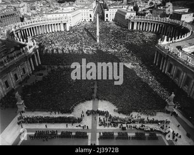 Le Pape bénit la foule du balcon de Saint-Pierre - Une vue générale de l'immense courbé qui a massé sur la place Saint-Pierre, Cité du Vatican, le 22 mars, pour entendre le discours du Pape et pour recevoir sa bénédiction. Cette photo a été faite à partir du sommet de la basilique Saint-Pierre. C'était la première apparition du pape sur le célèbre balcon depuis sa récente maladie. La foule comptait environ 150 000 personnes et comptait environ 50 000 délégués à la convention nationale des agriculteurs italiens. 23 mars 1953. (Photo par photo de presse associée). Banque D'Images