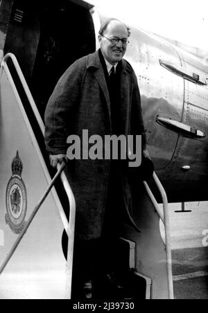 Lord Pakenham de nouveau -- Lord Pakenham arrivant à l'aéroport de Northolt ce matin. Lord Pakenham, le nouveau ministre de l'Aviation civile, qui a effectué une tournée d'adieu dans la zone britannique d'Allemagne - il était ministre britannique responsable des affaires allemandes - est arrivé à Londres ce matin. 7 juin 1948. (Photo de Fox). Banque D'Images