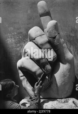Un bain pour Constantine (deuxième de trois) -- appliquant la brosse à la main de Constantine dans une tâche géante de manucure, un ouvrier romain enlève la saleté du temps forme les ongles de doigt de la statue jadis gigantesque. Notez les chiffres coupés qui ont été cimentés ensemble. 30 avril 1954. (Photo de United Press). Banque D'Images