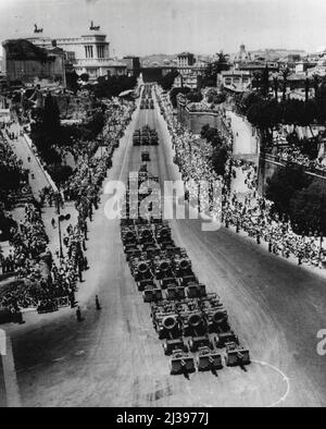 L'exposition militaire marque l'anniversaire de l'Italie - l'armure italienne, dont la plupart est américaine, se déplace le long de l'Avenue des Forums impériaux de Rome pendant le lundi de célébration du sixième anniversaire de la proclamation de la République italienne. L'exposition a marqué le plus grand spectacle de puissance armée de l'Italie depuis la fin de la Seconde Guerre mondiale La structure blanche en haut à gauche est le monument Victor Emmanuel. En haut à gauche, en face du monument, se trouve également la coquille et les ruines du Forum historique. 5 juin 1952. (Photo par AP Wirephoto). Banque D'Images