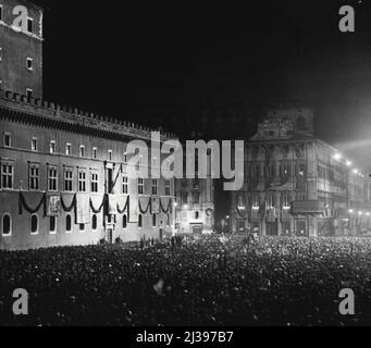 Ici l'affirmation de l'amitié Berlin trouvé - Rome. Tandis que les deux grands hommes d'Etat, le leader et le duce samedi 7,5. Lors d'un grand dîner d'Etat qui a accueilli le Premier ministre italien en l'honneur des invités allemands au Palazzo Venezia, la loyauté indestructible et l'insoluble unité et la convivialité des deux grandes nations réaffirmaient à nouveau, S'il y avait rassemblé sur la Piazza Venezia des centaines de milliers que les deux hommes d'État applaudissent leur apparence. Ici, le Palazzo Venezia illuminé de fête, avant la foule de acclamations. 8 mai 1938. (Photo de Atlantic photo). Banque D'Images