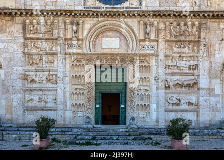 Chiesa di San Pietro (église Saint-Pierre) à Spoleto, Ombrie, Italie Banque D'Images