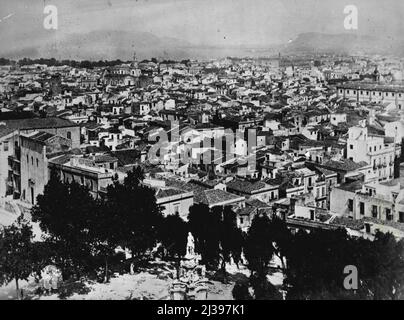 Palerme, capitale de la Sicile -- cette vue aérienne montre une section de Palerme, capitale et la plus grande ville de Sicile. Palerme, l'un des principaux ports maritimes de l'île italienne, a été fréquemment bombardé lors de l'action aérienne qui a précédé l'invasion des alliés ***** Sicile juillet 10. 23 août 1943. Banque D'Images