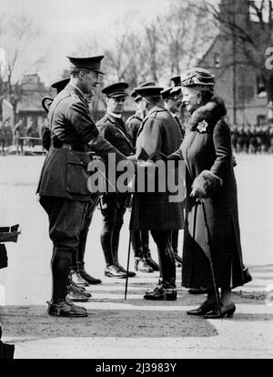 Les troupes de la reine Bids se disent au revoir après l'inspection à Alder Shot - la reine dit au revoir après l'inspection. Le roi et la reine se sont enfuis de Windsor aujourd'hui le 22 avril et ont passé quatre heures avec les troupes du commandement d'Aldershot, au cours desquelles ils ont assisté à une démonstration spectaculaire avec des chars, des voitures blindées, des mitrailleuses et du matériel antiaérien, etc. Janvier 1, 1932. (Photo de la presse associée). Banque D'Images