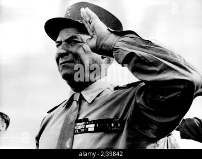 Général Juin à Saigon. Le général Alphonse Juin, commandant français en Afrique du Nord, saluant la garde d'honneur alignée sur l'aéroport de Saigon (Indo-Chine française) le 17 octobre, lorsqu'il est arrivé avec M. Letourneau, ministre des États associés, pour faire une enquête et un rapport de la position en Indo-Chine, Où les forces rebelles ont récemment combattu et gagné une grande bataille avec les troupes françaises. 20 octobre 1950. (Photo par photo de presse associée). Banque D'Images