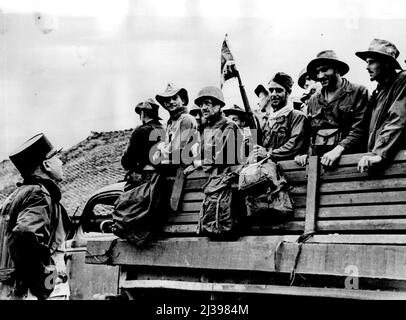 Le général Juin Greets les combattants de la Légion. Portant un standard de l'unité de la Légion sur un Bayonet, légionnaires étrangers lassés, qui viennent d'atteindre Phulangthuons, 21 octobre, 25 miles au nord-est de Hanoi, après une marche de 35 mile à travers les montagnes du poste abandonné de frontière française de LangSon, Indo française Chine, sont accueillis par le général Alphonse Juin (à gauche), Le général résident du Maroc qui a été envoyé à Indo Chine lors d'une visite spéciale d'inspection après que les Français se renverse aux mains des rebelles. Ce groupe a été les premiers militaires évacués à atteindre la zone. 29 octobre 1950. (Photo par photo de presse associée). Banque D'Images