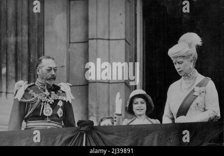 Roi et reine sur le palais de Buckingham balcon après merci donner le service - le roi et la reine sur le balcon du palais de Buckingham. Avec eux la princesse Elizabeth (agitant à la foule) et la princesse Margaret Rose (tête qui vient d'apparaître sur balustrade), les filles du duc et de la duchesse de York. Après le retour au palais de Buckingham du Jubilé grâce au service de la cathédrale Saint-Paul, le Roi et la Reine avec d'autres membres de la famille royale sont apparus sur les acclamations de la foule. 6 mai 1935. (Photo de Kosmos). Banque D'Images