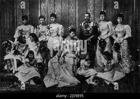 Un groupe pris au palais de Buckingham immédiatement après le mariage du roi George et de la reine Mary le 6 juillet 1893 Le couple royal a commencé leur vie mariée comme duc et duchesse de York. 7 mars 1935. (Photo par Empire Press). Banque D'Images