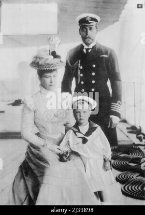 Edward #1 pris à bord du H.M.S. 'Crescent' en 1898, le roi George V avec la duchesse de York et du prince Edward. 1 février 1937. Banque D'Images