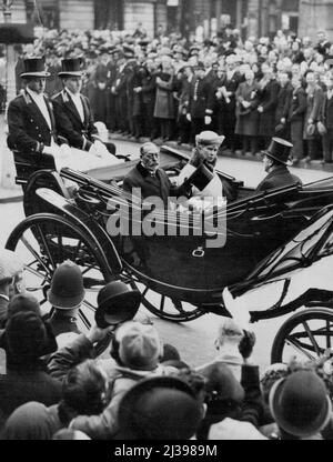 Visite royale à la Galerie nationale -- H.M. King George accompagné de la reine Mary a conduit dans une voiture ouverte à la galerie nationale, le 30th mars., pour ouvrir une nouvelle aile. Leurs majestueuses ont reçu une grande ovation des rues bordées de foule. Le roi George et la reine Mary quittent la galerie nationale après la cérémonie d'ouverture. 8 mai 1933. Banque D'Images