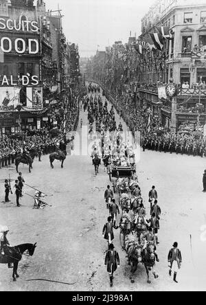 Couronnement du Roi Edward VIII de H.M. - feu le Roi George et la Reine Mary passant par le cirque de Ludgate lors de leur tournée de progrès. 23 juin 1911. (Photo de Sport & General Press Agency Limited). Banque D'Images