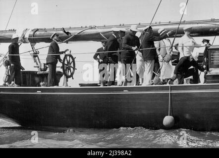 Le King's Yachting Holiday à Cowes -- leurs Majestés le Roi et la Reine accompagnés de H.R.H. la Duchesse de York, a eu une croisière de deux heures dans le solent sur le bateau de course H.M. 'Britannia'. Le roi et la reine et la duchesse de York sur le Britannia. 31 juillet 1934. Banque D'Images