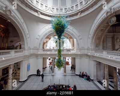 Intérieur du Musée Victoria et Albert montrant le hall d'entrée, la réception et le lustre de la rotonde. Banque D'Images