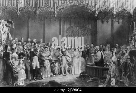 Une gravure de la scène au mariage de Victoria et Albert en 1840. Mariage royal - le 20th. Novembre 1947, S.A.R. la princesse Elizabeth, héritière présumée du trône de Grande-Bretagne, épousera le lieutenant Philip Mountbatten, R.N., descendant de la lignée masculine de la maison royale du Danemark. Le lieutenant Philip, maintenant sujet britannique, est le fils du prince Andrew de Grèce et de la princesse Alice de Battenberg. Il a été instruit en Grande-Bretagne et a servi tout au long de la guerre avec la marine royale. Le mariage royal rappelle celui de la reine Victoria avec Prince Albert en 1840, maintenant plus de 100 ans plus tard est célébré le Banque D'Images