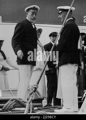 Le Roi à l'ouverture de la régate de Cowes. Le Roi avec Earl Jellicoe, entre qui est vu la duchesse de York, à bord du yacht royal Britannia - à l'ouverture de la grande semaine de yachting de Cowes aujourd'hui, 3 août. Le roi accompagné de membres de la famille royale était présent à l'ouverture de la semaine de Yachting des grands Cowes, lorsque la régate du Royal Southampton Yacht Club marquait l'événement d'ouverture. Sa Majesté concourra dans de nombreux événements de yachting dans son célèbre yacht Britannia. 17 août 1935. (Photo par photo de presse associée). Banque D'Images