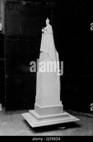 Mode échelle de la statue du roi empereur pour New Delhi. La seule photographie autorisée du modèle à l'échelle 1/6th de la statue de H.M. le Roi qui sera érigé à New Delhi, Inde. La hauteur totale du piédestal et de la statue sera de 53ft 3ins à partir du sol, la hauteur réelle du chiffre de sa Majesté étant de 18ft 9ins. H. M. le Roi, est montré comme debout dans des robes de couronnement comme porté au Delhi Durbar le 1911 décembre. La statue doit être érigée pour marquer la loyauté et l'attachement des princes et chefs au pouvoir de l'Inde. Le sculpteur est M. C.S.Jagger, A.R.A., et le piédestal et Banque D'Images