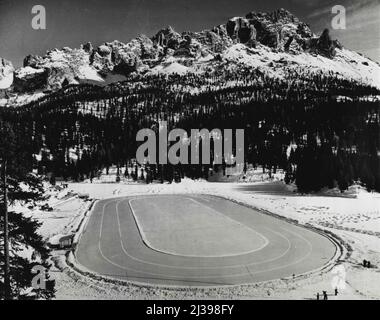 Société attendue (première des sept) -- c'est la patinoire de patinage de vitesse sur le lac gelé Misurina, près de Cortina d'Ampezzo, site des Jeux Olympiques d'hiver de 1956. Les Dolomites dentelés forment un arrière-plan. Une deuxième autoroute est en cours de construction entre Misurina et Cortina pour faciliter la circulation. Cortina, un village de 8 000, experts un problème de logement quand environ 200 000 amateurs de sport descendent dans la région en février prochain. Les gens de Cortina sont vraiment impatients de voir le grand événement -- bien qu'ils estiment qu'ils seront capables de gérer un quart de la foule. Le reste des ventilateurs Banque D'Images