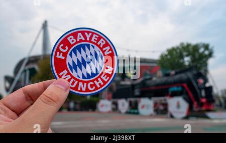 30 août 2021, Munich, Allemagne.L'emblème du club de football FC Bayern Munich sur le fond d'un stade moderne. Banque D'Images
