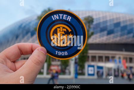 12 septembre 2021, Milan, Italie.L'emblème du football Inter Milan sur la toile de fond d'un stade moderne. Banque D'Images