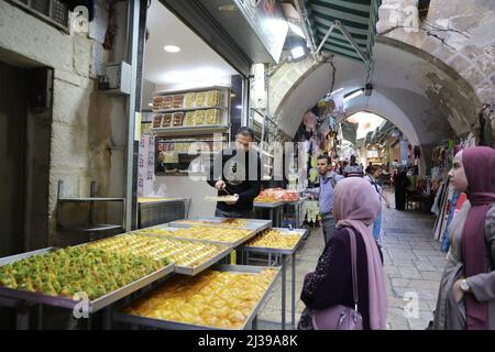 Jérusalem. 6th avril 2022. Les gens magasinent pour de la nourriture pendant le ramadan dans la vieille ville de Jérusalem, le 6 avril 2022. Crédit: Muammar Awad/Xinhua/Alamy Live News Banque D'Images