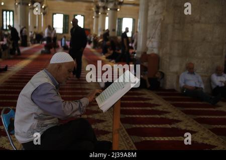 Jérusalem. 6th avril 2022. Un homme lit le Coran pendant le ramadan à la mosquée al-Aqsa dans la vieille ville de Jérusalem, le 6 avril 2022. Crédit: Muammar Awad/Xinhua/Alamy Live News Banque D'Images