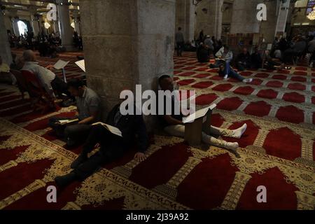 Jérusalem. 6th avril 2022. Les gens lisent le Coran pendant le ramadan à la mosquée al-Aqsa dans la vieille ville de Jérusalem, le 6 avril 2022. Crédit: Muammar Awad/Xinhua/Alamy Live News Banque D'Images