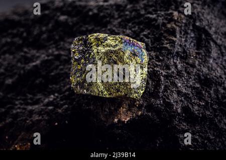 roche avec des traces de cuivre, extraction du cuivre à travers la roche basaltique. Banque D'Images