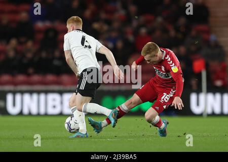 MIDDLESBROUGH, ROYAUME-UNI. AVRIL 6th le Reed Harrison de Fulham en action avec Duncan Watmore de Middlesbrough lors du match de championnat Sky Bet entre Middlesbrough et Fulham au stade Riverside, Middlesbrough, le mercredi 6th avril 2022. (Credit: Mark Fletcher | MI News) Credit: MI News & Sport /Alay Live News Banque D'Images